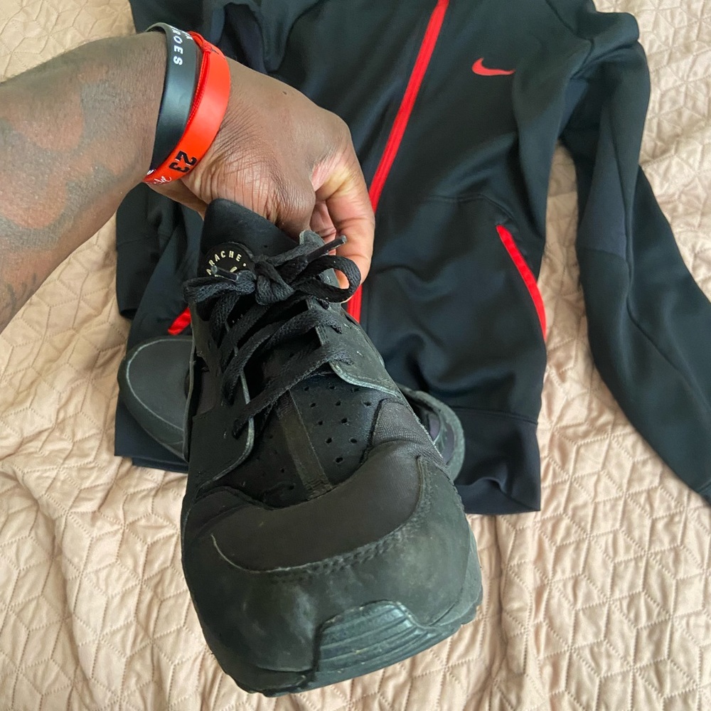 Nike therms fit hoodie (medium) and Nike air huarache all black size 11.5